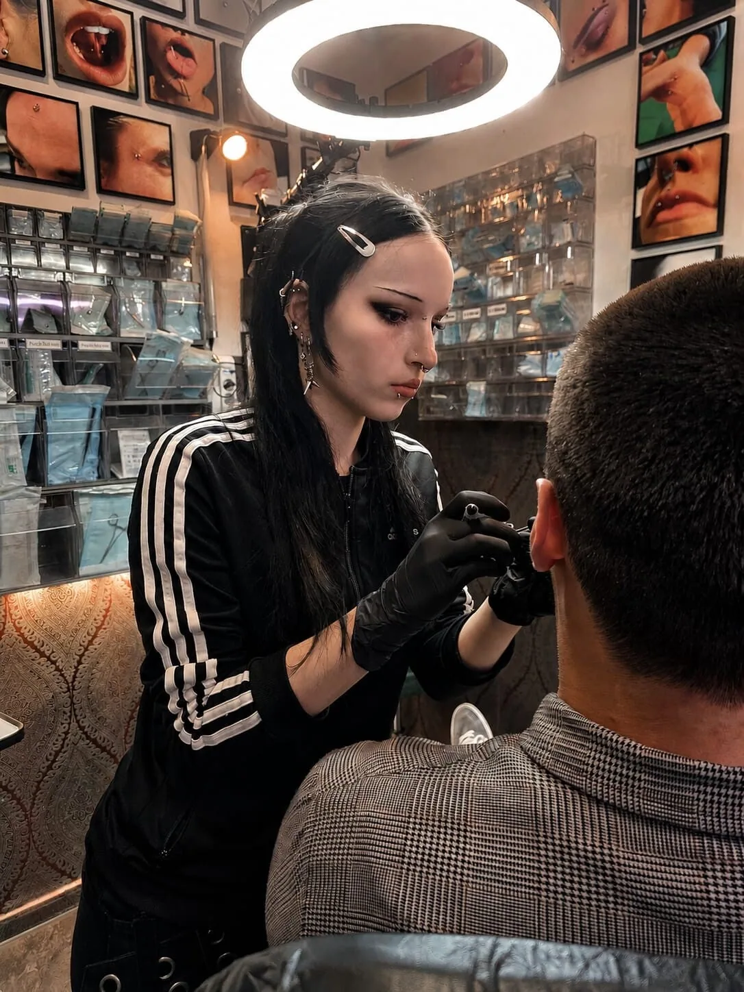 Piercerin Michelle beim Stechen eines Piercings im Studio des Piercing Room Chemnitz