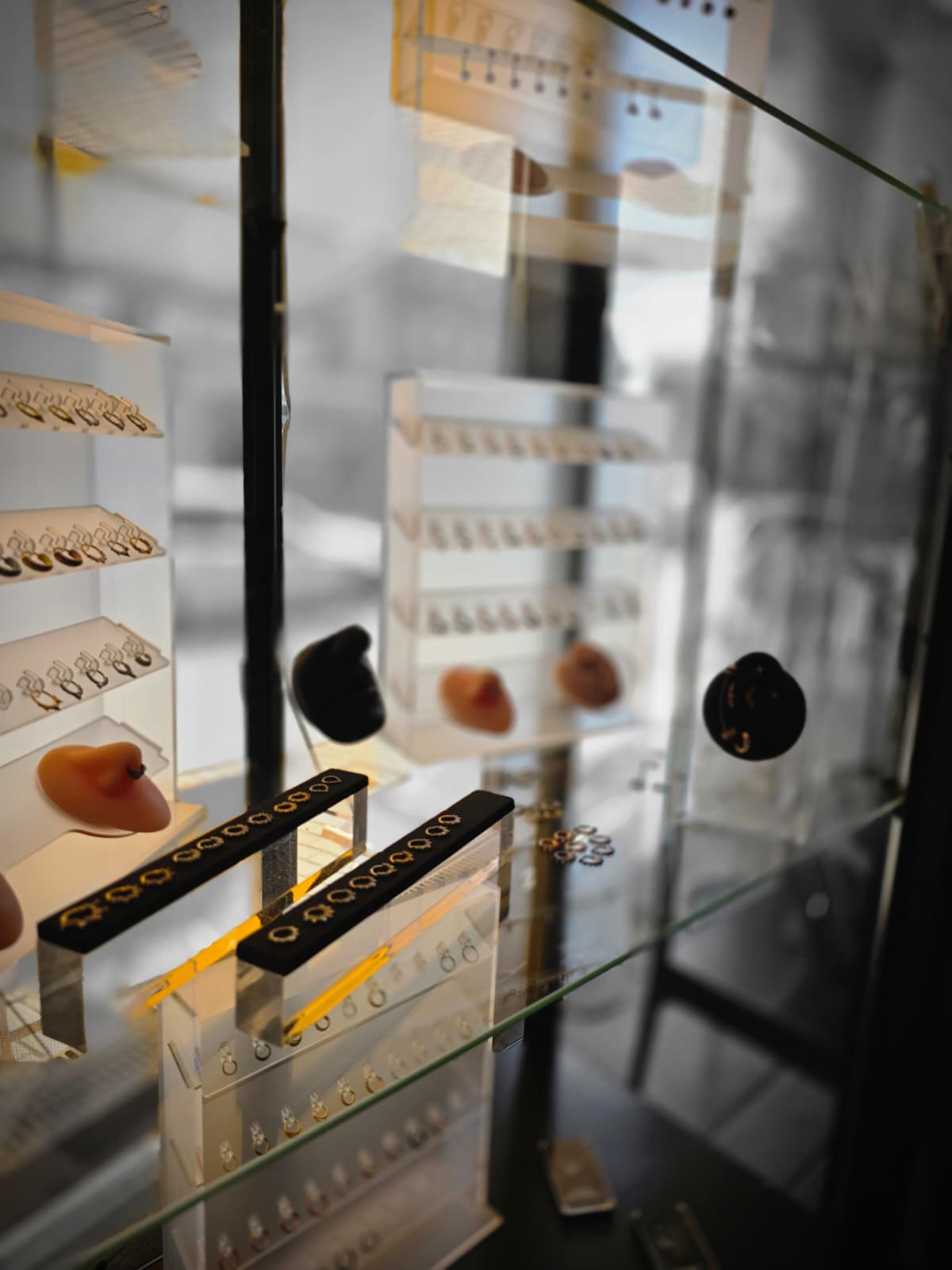 Vitrine mit Piercingschmuck im Piercing Room Chemnitz