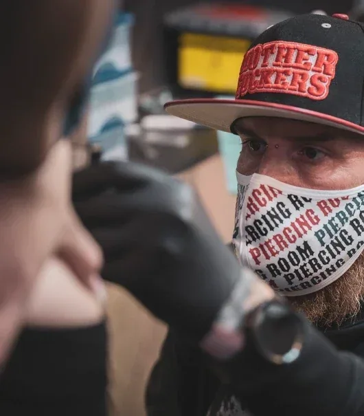 Piercing im Piercing Room Chemnitz – ruhige Arbeitssituation im Studio